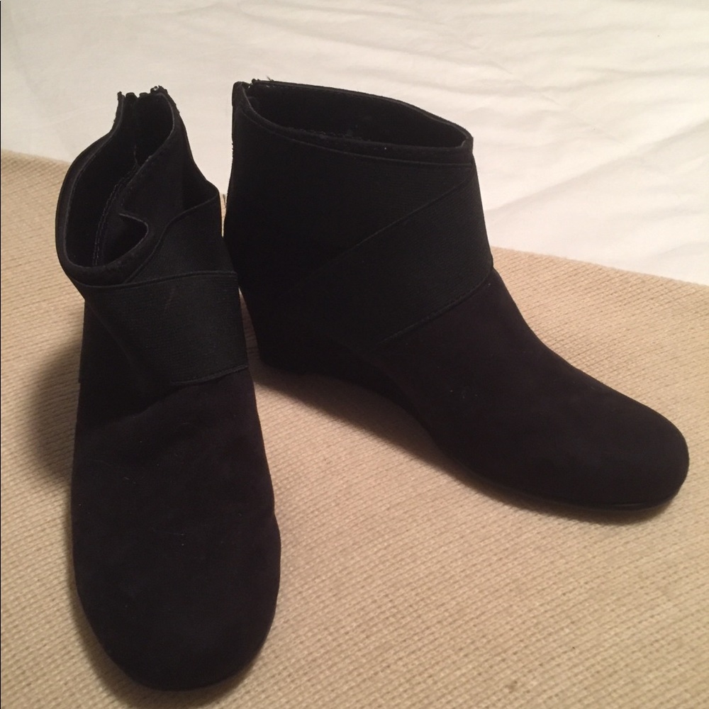 Aerosoles black suede bootie